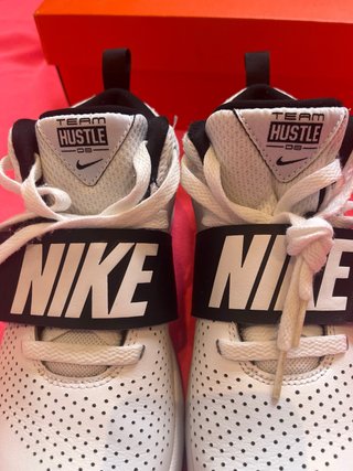 Nike Team Hustle D8 Blancas y Negras Talla 40