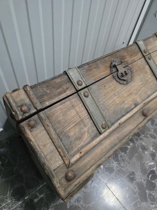 Cofre antiguo de madera y metal