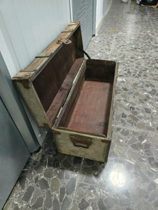 Cofre antiguo de madera y metal