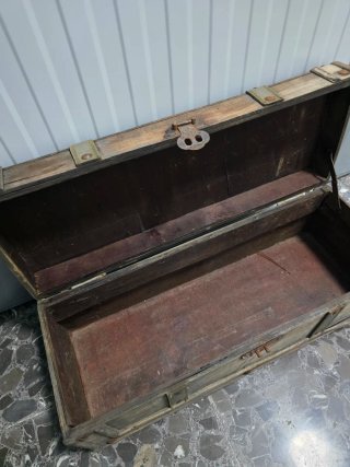Cofre antiguo de madera y metal