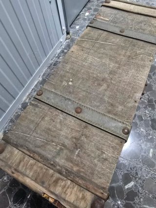 Cofre antiguo de madera y metal