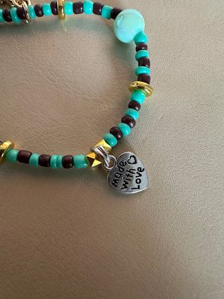 Pulsera con Abalorios y Colgante de Corazón