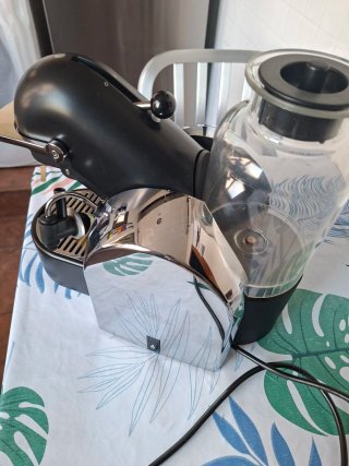 Cafetera de cápsulas negra y cromada