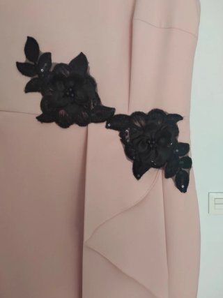Vestido de fiesta rosa con apliques