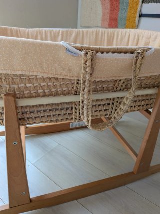 Moisés Cambrass con balancín de madera