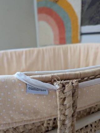 Moisés Cambrass con balancín de madera