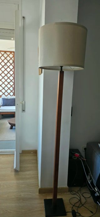 Lámpara de pie con base de madera