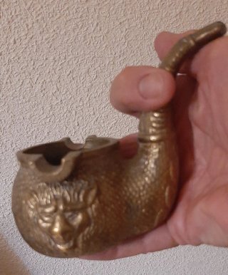 Cenicero de bronce en forma de pipa