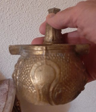 Cenicero de bronce en forma de pipa