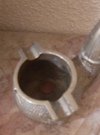 Cenicero de bronce en forma de pipa