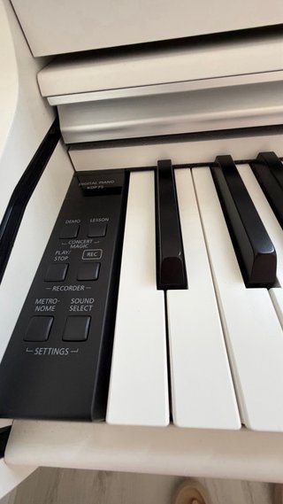 Piano Kawai con silla