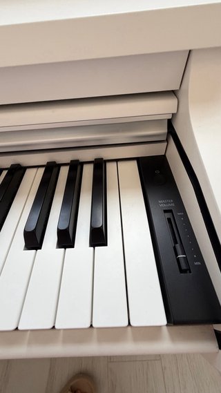 Piano Kawai con silla