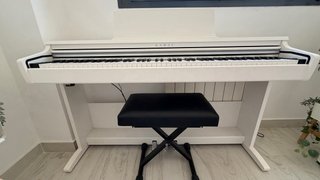 Piano Kawai con silla