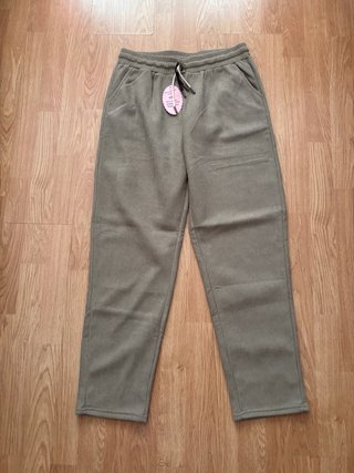 T-L. Pantalón de pana marrón claro.