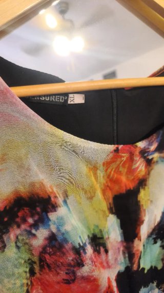 Mono/pantalón negro con blusa estampada multicolor