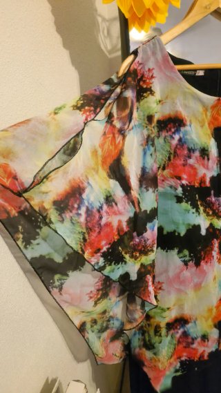 Mono/pantalón negro con blusa estampada multicolor