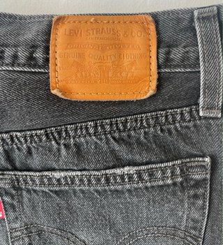 Falda Levi's 501 negra W26 desgastada