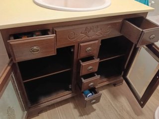Mueble de baño madera maciza con puertas y espejo.
