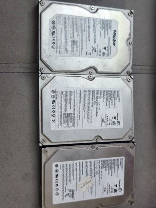 1 Discos Duros Seagate 320GB y 2 de 120GB.