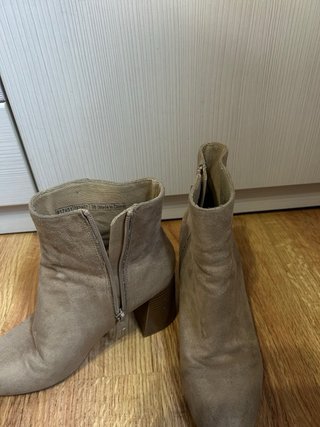 Botines beige ante tacón