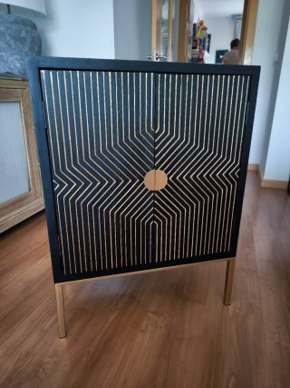 Aparador de Madera con Grabado Dorado