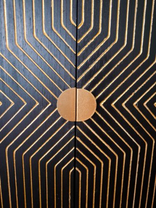 Aparador de Madera con Grabado Dorado