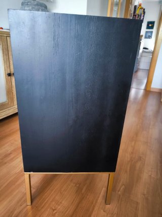 Aparador de Madera con Grabado Dorado