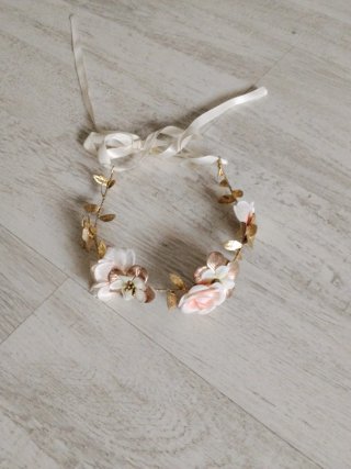 Tiara de niña con flores y hojas doradas