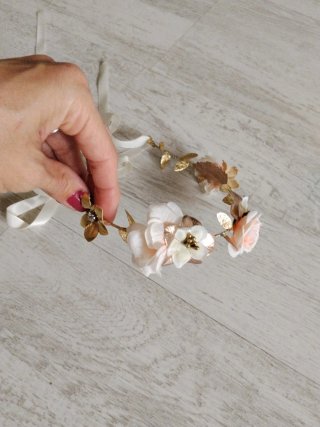 Tiara de niña con flores y hojas doradas