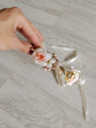 Tiara de niña con flores y hojas doradas