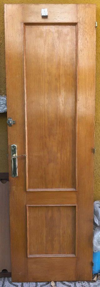 Puerta madera maciza interior estrecha con cerrojo