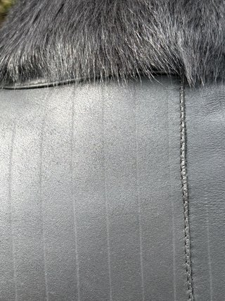 Abrigo negro de cuero y pelo Hugo Boss