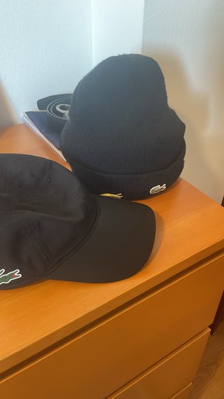 Gorra y Gorro Lacoste Negros