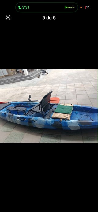 Kayak de pesca azul y negro