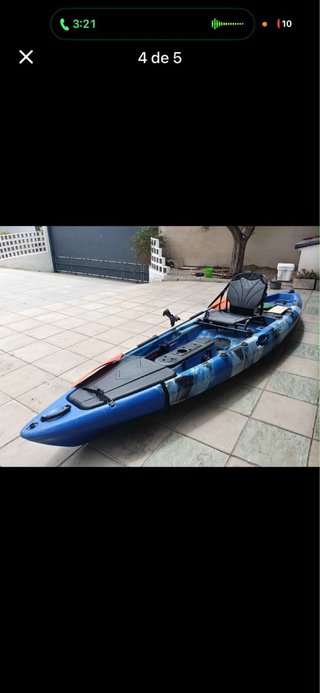 Kayak de pesca azul y negro