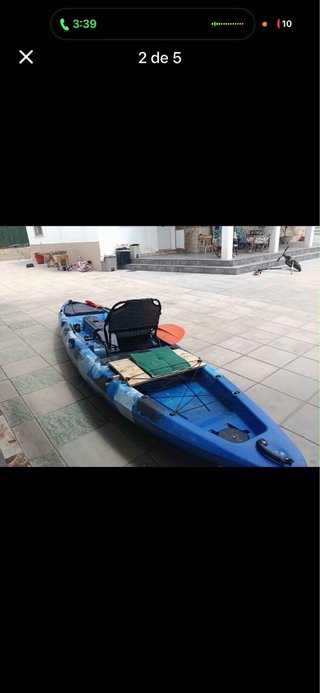 Kayak de pesca azul y negro