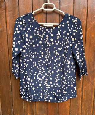 Blusa Zara azul marino con Estampado de lunares