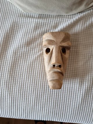 Maschera decorativa da parete in legno