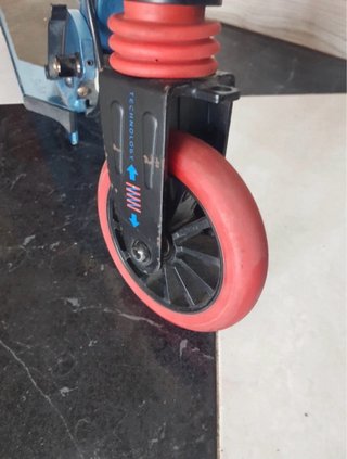 Patinete scooter con suspensión y frenos