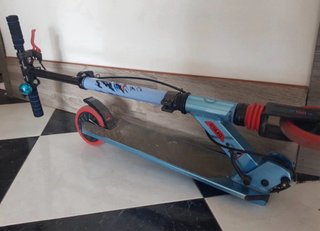 Patinete scooter con suspensión y frenos
