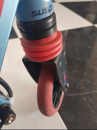 Patinete scooter con suspensión y frenos