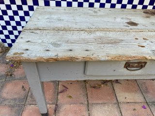 Mesa antigua de madera