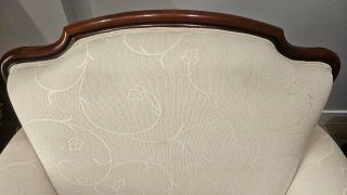 Sillón clásico tapizado, con estructura de madera