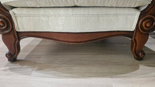 Sillón clásico tapizado, con estructura de madera