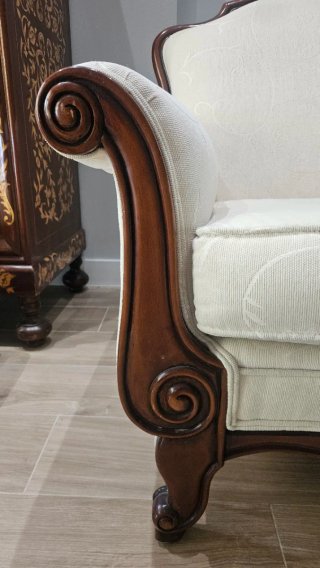 Sillón clásico tapizado, con estructura de madera