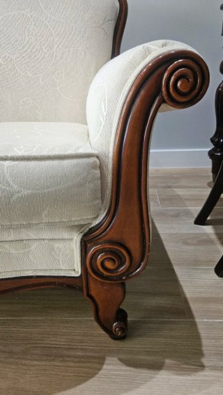 Sillón clásico tapizado, con estructura de madera