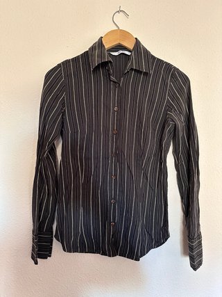 Camisa de rayas marrón y negra