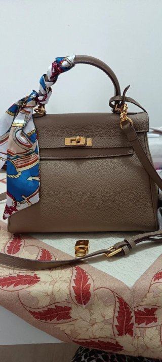 Borsa pelle tipo Kelly. Hardware oro