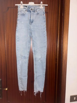 Jeans skinny strappati azzurri tg 32