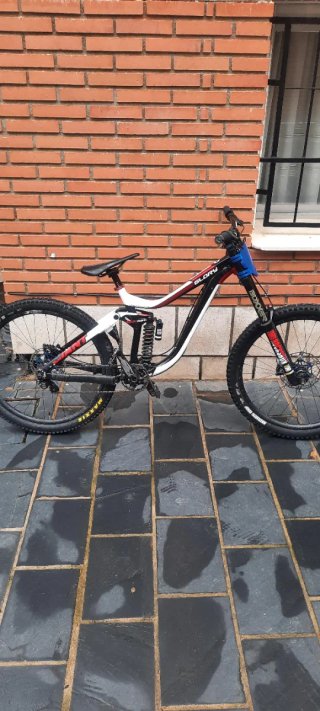 Bicicleta de Descenso Giant Glory